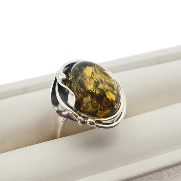 Zielony Bursztyn i srebro oksydowane - pierścionek owal z liściem