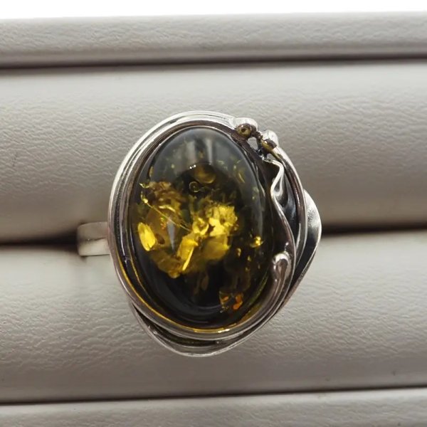 Zielony Bursztyn i srebro oksydowane - pierścionek owal z liściem