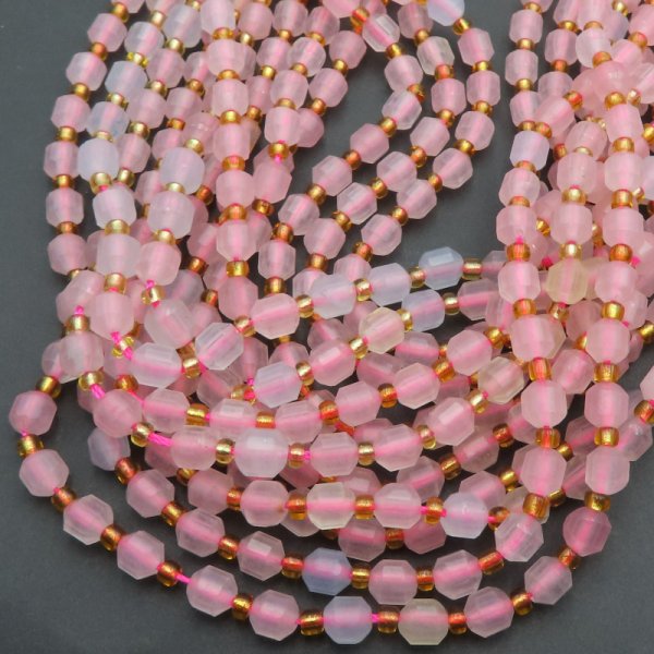 Chalcedon różowy fasetowany - wielościany 6 mm (sznur)