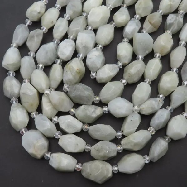 Kamień Księżycowy cięte duże bryłki - nieregularne (sznur lub sztuka)