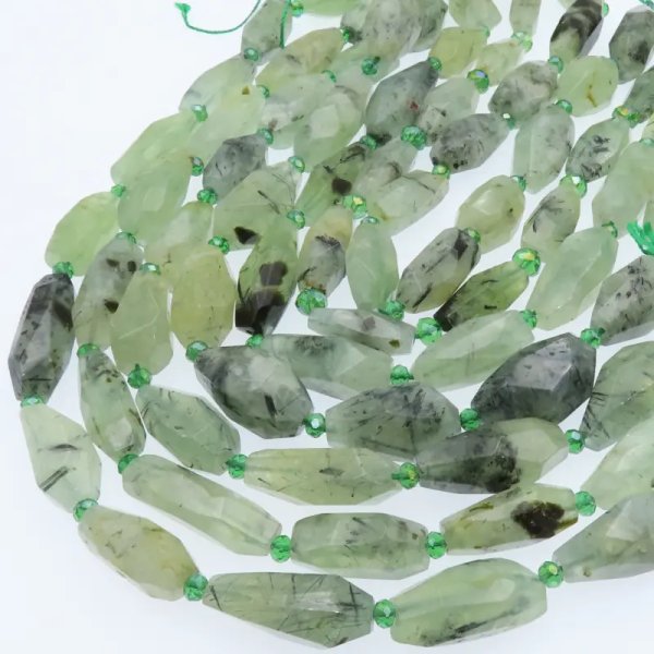 Prehnit cięte duże bryłki nieregularne – sznur lub sztuka