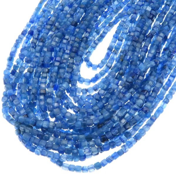 Kyanit fasetowana kostka 2,5 mm (sznur)