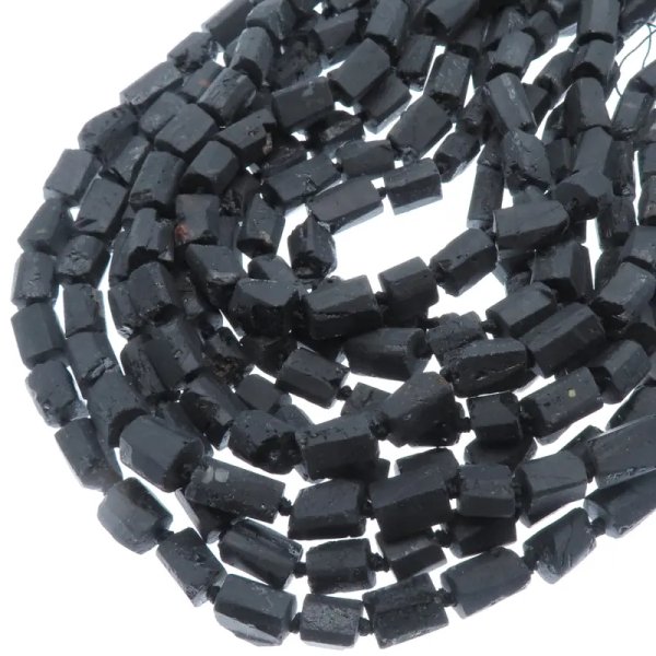 Turmalin surowy bryłki - nieregularne (sznur lub sztuka)