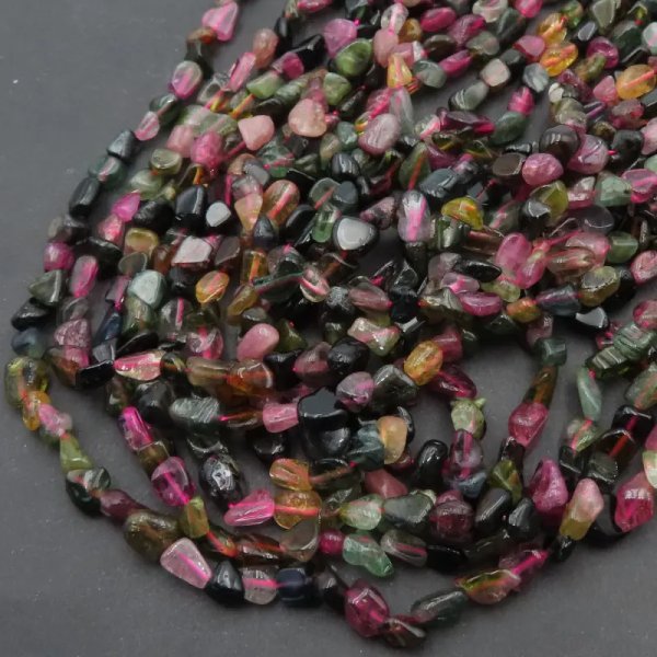 Turmalin kolorowy polerowany - nieregularny (sznur)