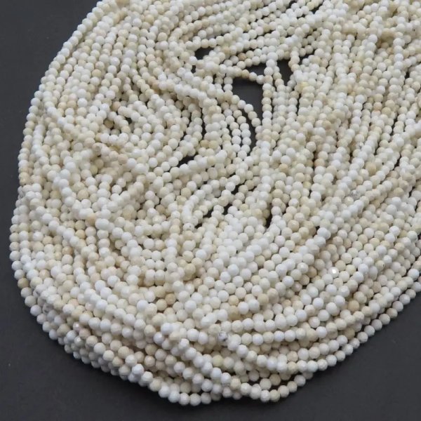 Turkus kulka fasetowana 2 mm – sznur ok. 38 cm (biały)