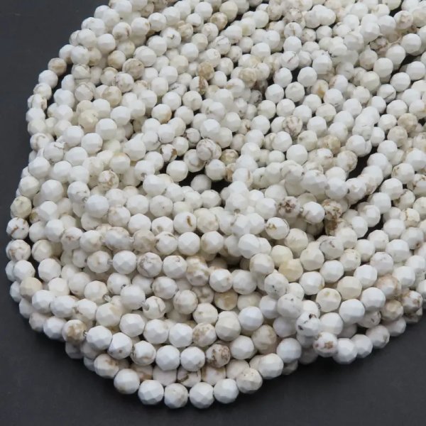 Turkus (howlit) kulka fasetowana 4 mm – sznur ok. 39 cm