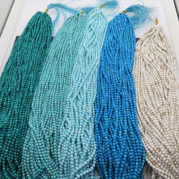 Turkus (howlit) kulka fasetowana 4 mm – sznur ok. 39 cm