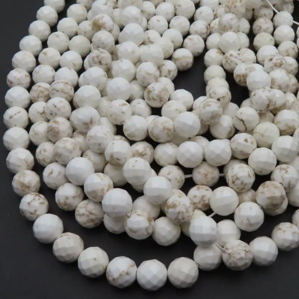 Turkus (howlit) kulka fasetowana 10 mm – sznur ok. 39 cm (biały)