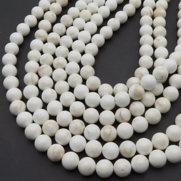 Turkus (howlit) kulka polerowana 10mm biały (sznur)
