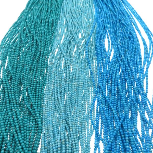 Turkus (howlit) kulka polerowana 2 mm – sznur ok. 39,5 cm (błękitny)