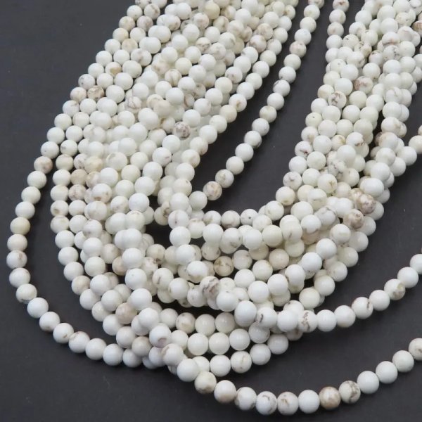 Turkus (howlit) kulka polerowana 4mm - biały (sznur)