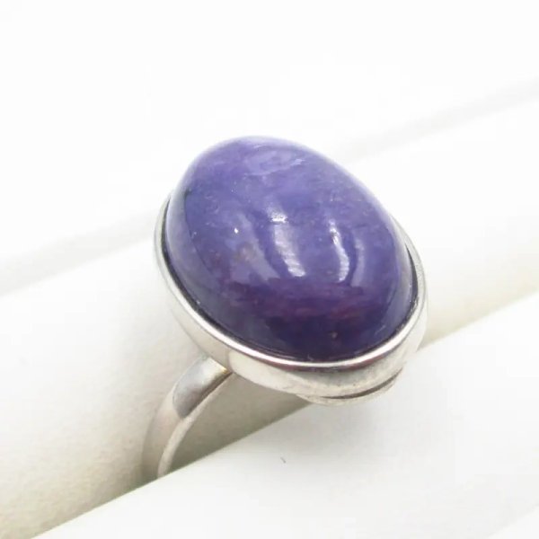 Czaroit i srebro rodowane - pierścionek owal (rozmiar jubilerski 16) +/- 2 rozmiary regulacji