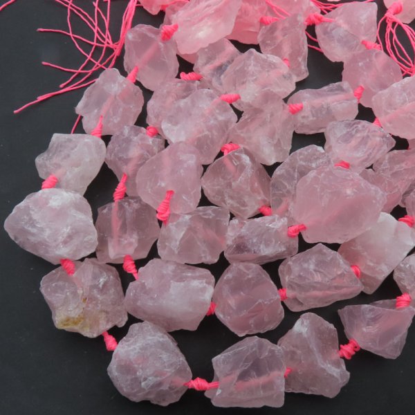 Kwarc Różowy surowy duże bryłki - nieregularne (sznur lub sztuka)