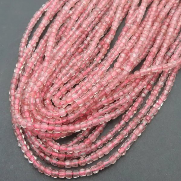 Kwarc Truskawkowy fasetowana kostka 2,5 mm (sznur)