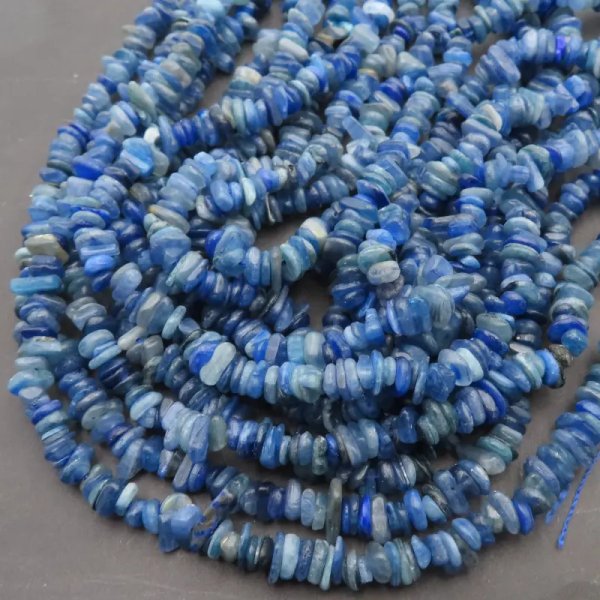 Kyanit polerowany sieczka 6-8mm (sznur)