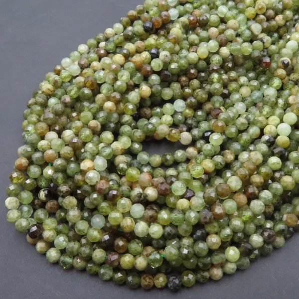 Granat Zielony fasetowany kulka 4 mm (sznurek)