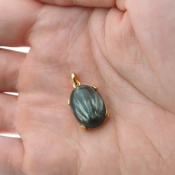 Serafinit owalny i srebro złocone - wisiorek