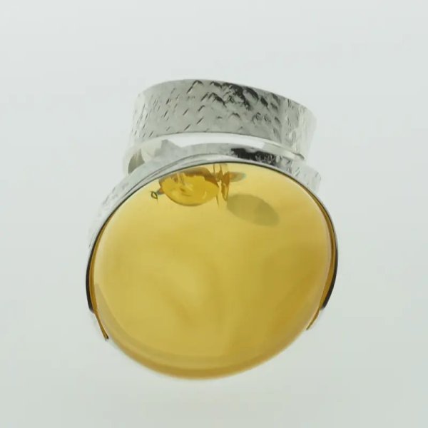 Przezroczysto-mleczny Bursztyn owalny i srebro młotkowane - pierścionek regulowany (Rozmiar Jubilerski 17)