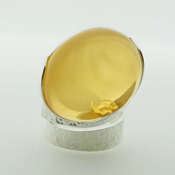 Przezroczysto-mleczny Bursztyn owalny i srebro młotkowane - pierścionek regulowany (Rozmiar Jubilerski 17)