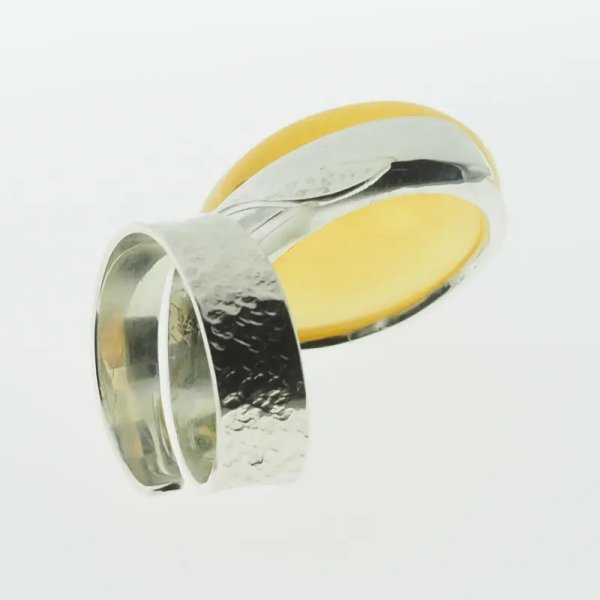 Przezroczysto-mleczny Bursztyn owalny i srebro młotkowane - pierścionek regulowany (Rozmiar Jubilerski 17)