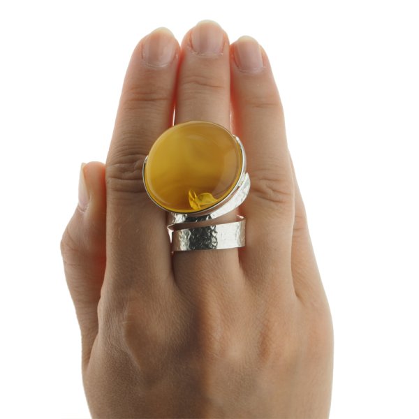 Przezroczysto-mleczny Bursztyn owalny i srebro młotkowane - pierścionek regulowany (Rozmiar Jubilerski 17)