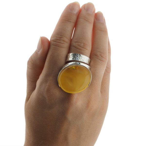 Przezroczysto-mleczny Bursztyn owalny i srebro młotkowane - pierścionek regulowany (Rozmiar Jubilerski 17)