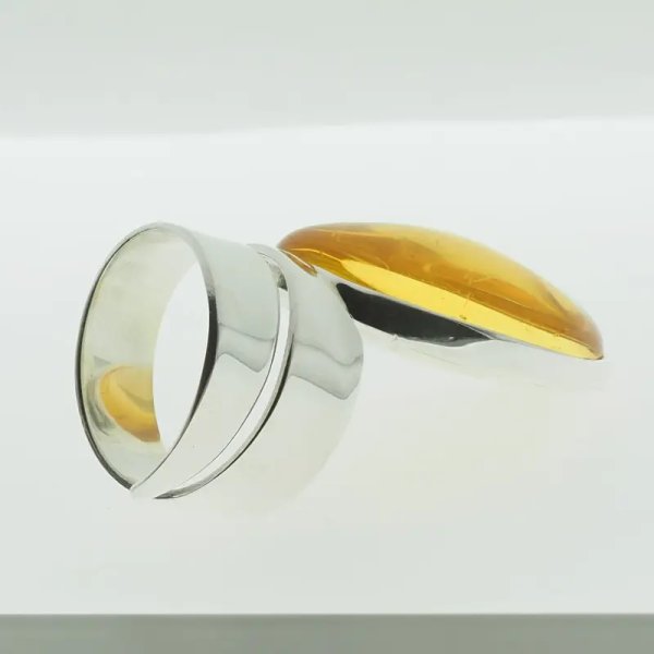 Przezroczysty Bursztyn owalny i srebro - pierścionek regulowany (Rozmiar Jubilerski 17)