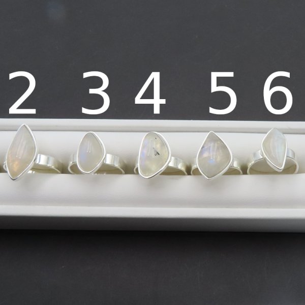 Kamień Księżycowy i srebro - pierścionek regulowany (różne kształty i rozmiary do wyboru)