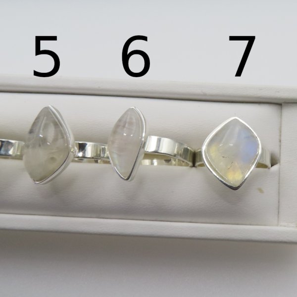 Kamień Księżycowy i srebro - pierścionek regulowany (różne kształty i rozmiary do wyboru)