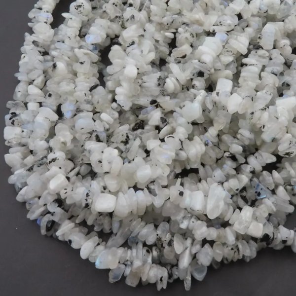 Kamień Księżycowy polerowana sieczka 8-10mm (sznur 80 cm)