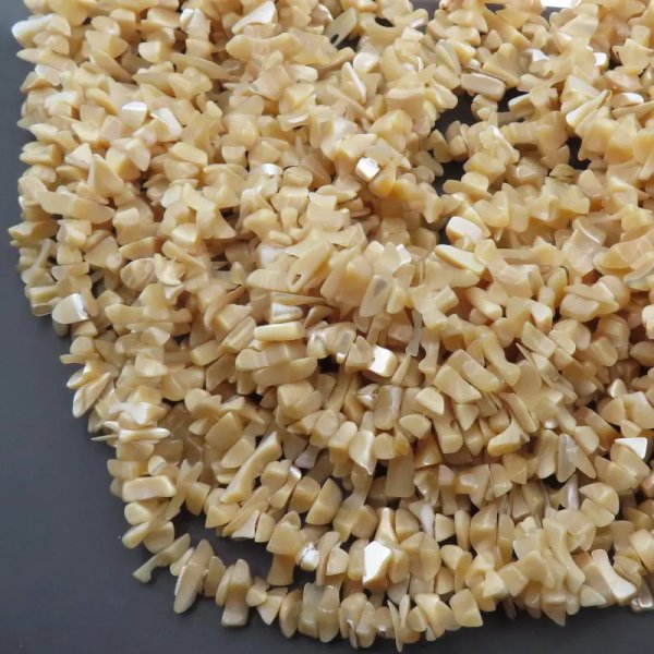 Macica perłowa polerowana sieczka 8-10mm (sznur 80 cm)