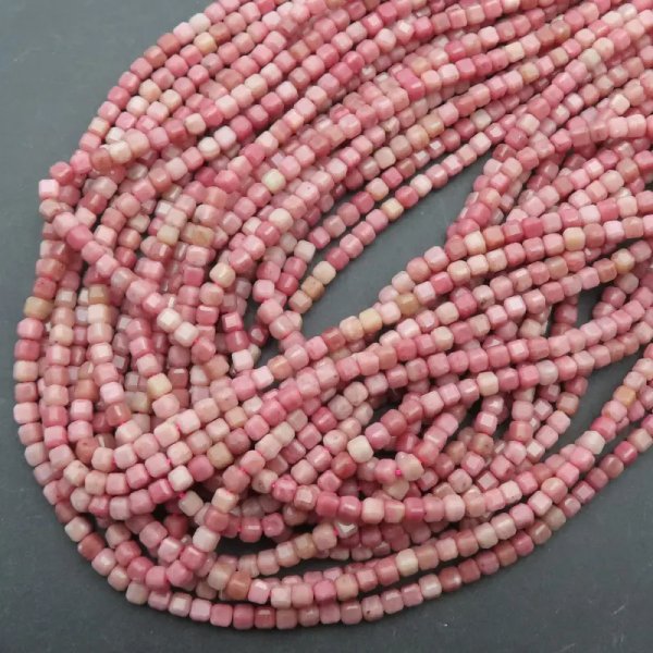 Rodonit fasetowany kostka 3 mm (sznur) 