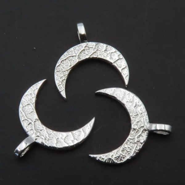 Srebro Ag - księżyc młotkowany 18x13mm