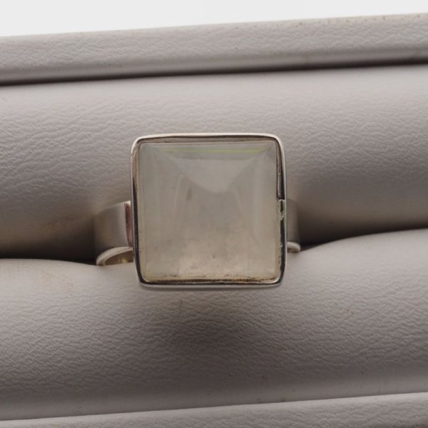 Kamień Księżycowy i srebro - pierścionek kwadrat (rozmiar jubilerski 15) z regulacją