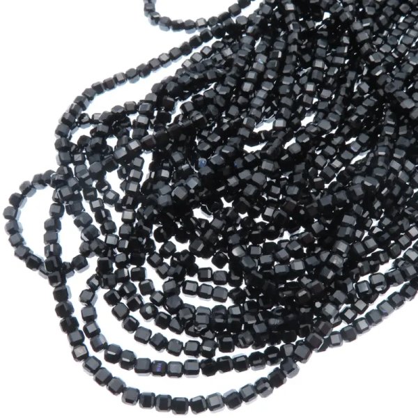 Spinel fasetowany kostki 3 mm (sznur)