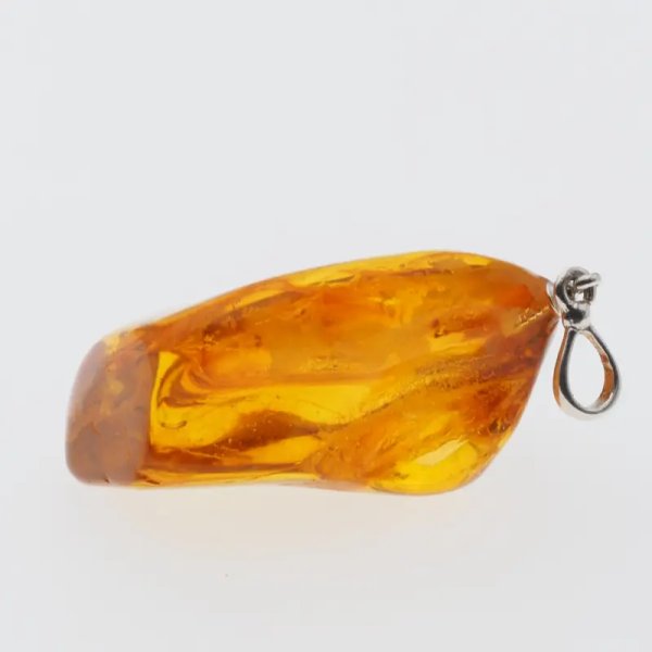 duży komar i szczątki roślinne w bursztynie i srebro - zawieszka