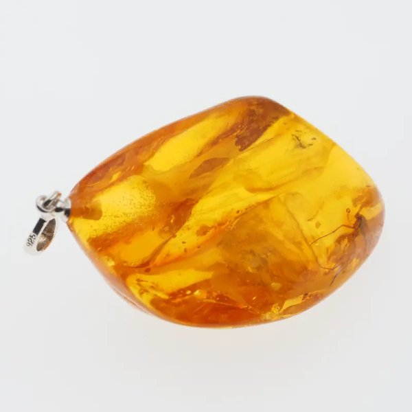 duży komar i szczątki roślinne w bursztynie i srebro - zawieszka