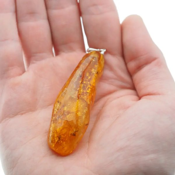 Owady w bursztynie (muchy i komary) i srebro - wisiorek z rzemieniem