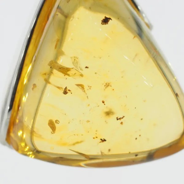  Bursztyn przezroczysty ze szczątkami roślinnymi i srebro - zawieszka trójkąt