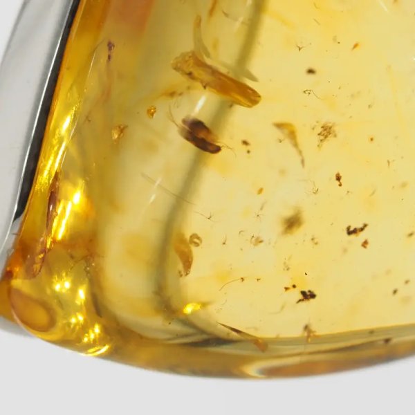  Bursztyn przezroczysty ze szczątkami roślinnymi i srebro - zawieszka trójkąt