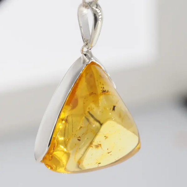  Bursztyn przezroczysty ze szczątkami roślinnymi i srebro - zawieszka trójkąt