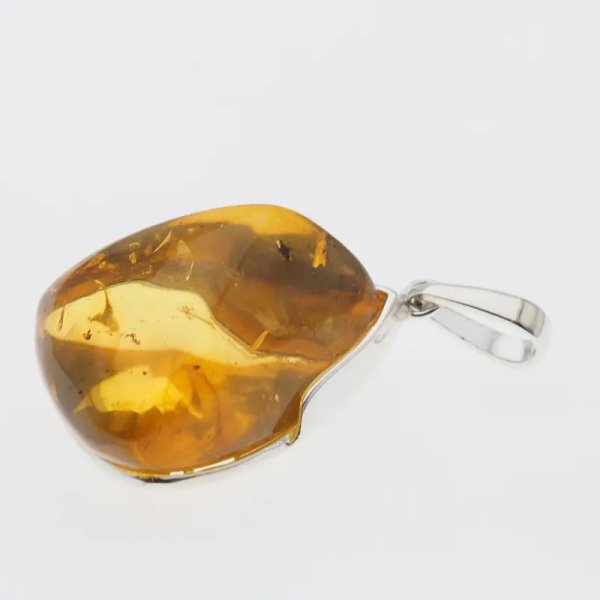  Bursztyn przezroczysty ze szczątkami roślinnymi i srebro - zawieszka trójkąt
