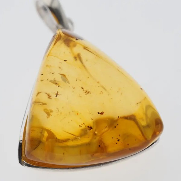  Bursztyn przezroczysty ze szczątkami roślinnymi i srebro - zawieszka trójkąt