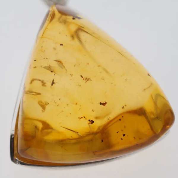  Bursztyn przezroczysty ze szczątkami roślinnymi i srebro - zawieszka trójkąt