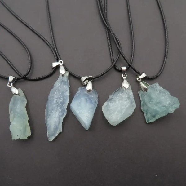 Surowy Akwamaryn - naszyjnik na sznurku z metalowym zapięciem