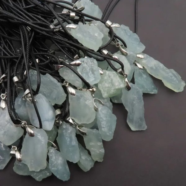 Surowy Akwamaryn - naszyjnik na sznurku z metalowym zapięciem