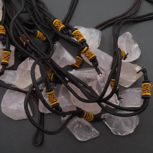 Surowy Kwarc Różowy - naszyjnik na sznurku regulowany