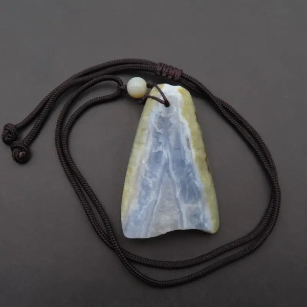 Surowy, polerowany Chalcedon - naszyjnik na sznurku regulowany