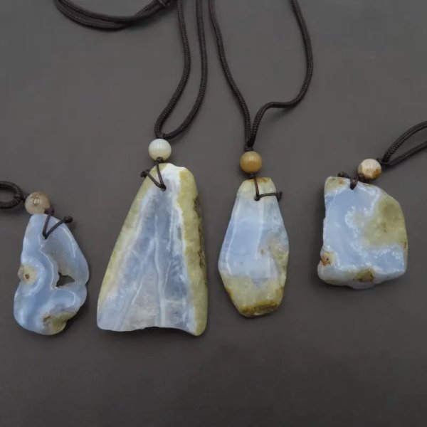 Surowy, polerowany Chalcedon - naszyjnik na sznurku regulowany