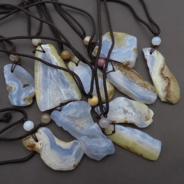 Surowy, polerowany Chalcedon - naszyjnik na sznurku regulowany